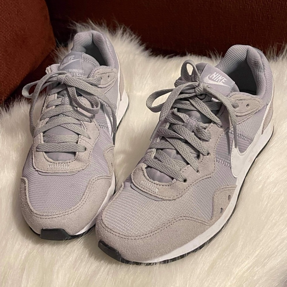 NIKE men’s shoe gray